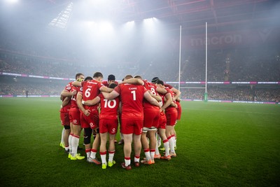 221125 - Wales v New Zealand All Blacks - Quilter Nations Series - Wales team huddle