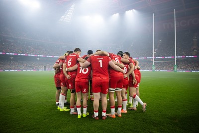 221125 - Wales v New Zealand All Blacks - Quilter Nations Series - Wales team huddle