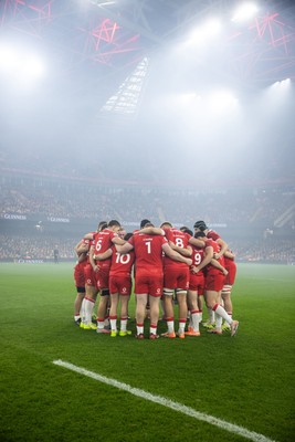 221125 - Wales v New Zealand All Blacks - Quilter Nations Series - Wales team huddle