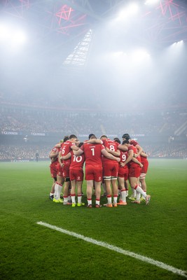 221125 - Wales v New Zealand All Blacks - Quilter Nations Series - Wales team huddle