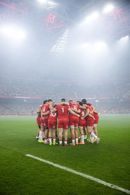 221125 - Wales v New Zealand All Blacks - Quilter Nations Series - Wales team huddle