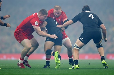 221125 - Wales v New Zealand All Blacks - Quilter Nations Series - Du�Plessis Kirifi of New Zealand is tackled by Rhys Carre and Keiron Assiratti of Wales 