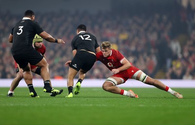 221125 - Wales v New Zealand All Blacks - Quilter Nations Series - Anton Lienert-Brown of New Zealand is tackled by Taine Plumtree of Wales 