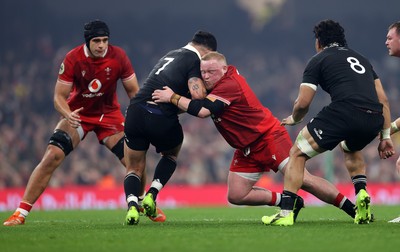 221125 - Wales v New Zealand All Blacks - Quilter Nations Series - Du�Plessis Kirifi of New Zealand is tackled by Keiron Assiratti of Wales 