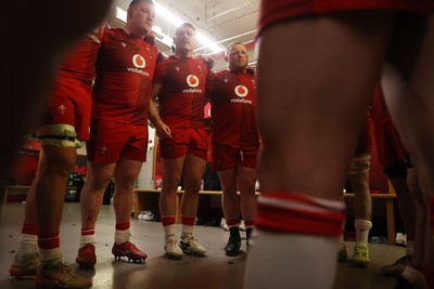 221125 - Wales v New Zealand All Blacks - Quilter Nations Series - Wales team huddle in the dressing room