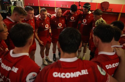 221125 - Wales v New Zealand All Blacks - Quilter Nations Series - Wales team huddle in the dressing room
