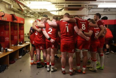 221125 - Wales v New Zealand All Blacks - Quilter Nations Series - Wales team huddle in the dressing room