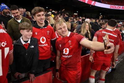 221125 - Wales v New Zealand All Blacks - Quilter Nations Series - Blair Murray of Wales with fans