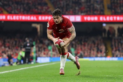 221125 - Wales v New Zealand All Blacks - Quilter Nations Series - Louis Rees-Zammit of Wales scores a try