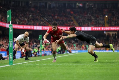 221125 - Wales v New Zealand All Blacks - Quilter Nations Series - Louis Rees-Zammit of Wales scores a try
