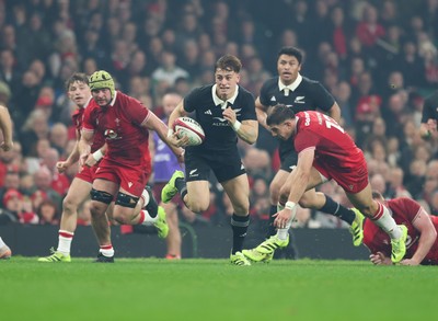 221125 - Wales v New Zealand, Quilter Nations Series - Ruben Love of New Zealand breaks away to score try