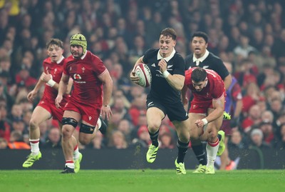 221125 - Wales v New Zealand, Quilter Nations Series - Ruben Love of New Zealand breaks away to score try