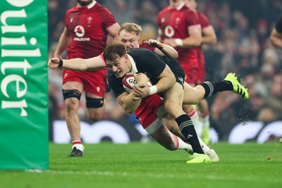 221125 - Wales v New Zealand, Quilter Nations Series - Ruben Love of New Zealand dives in to score try