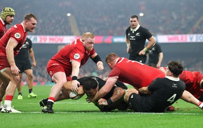 221125 - Wales v New Zealand, Quilter Nations Series - Tamaiti Williams of New Zealand powers over to score try