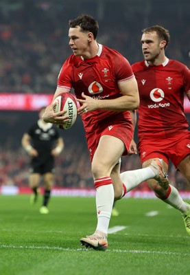 221125 - Wales v New Zealand, Quilter Nations Series - Tom Rogers of Wales races in to score try