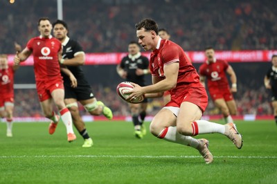 221125 - Wales v New Zealand, Quilter Nations Series - Tom Rogers of Wales races in to score try