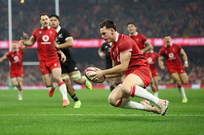 221125 - Wales v New Zealand, Quilter Nations Series - Tom Rogers of Wales races in to score try