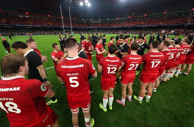 221125 - Wales v New Zealand, Quilter Nations Series - The Wales team applaud the New Zealand All Blacks off the pitch at the end of the match