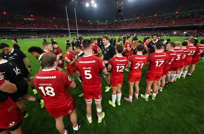 221125 - Wales v New Zealand, Quilter Nations Series - The Wales team applaud the New Zealand All Blacks off the pitch at the end of the match