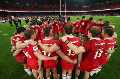 221125 - Wales v New Zealand, Quilter Nations Series - The Wales team huddle up at the end of the match