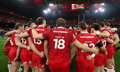 221125 - Wales v New Zealand, Quilter Nations Series - The Wales team huddle up at the end of the match