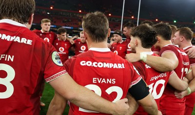 221125 - Wales v New Zealand, Quilter Nations Series - The Wales team huddle up at the end of the match