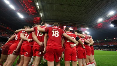 221125 - Wales v New Zealand, Quilter Nations Series - The Wales team huddle up at the end of the match