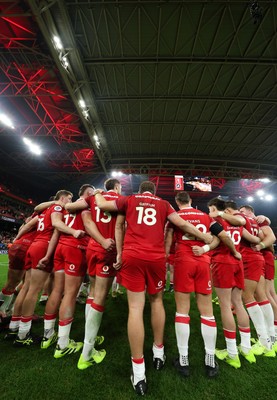 221125 - Wales v New Zealand, Quilter Nations Series - The Wales team huddle up at the end of the match