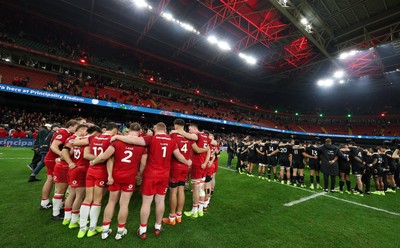 221125 - Wales v New Zealand, Quilter Nations Series - The Wales and New Zealand teams huddle up at the end of the match