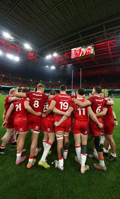 221125 - Wales v New Zealand, Quilter Nations Series - The Wales team huddle up at the end of the match