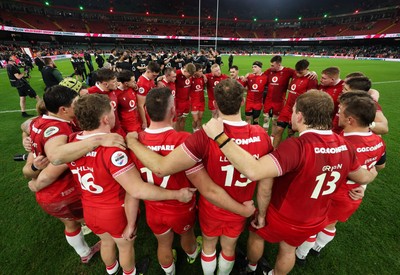 221125 - Wales v New Zealand, Quilter Nations Series - The Wales team huddle up at the end of the match