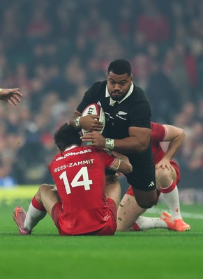 221125 - Wales v New Zealand, Quilter Nations Series - Samisoni Taukei’aho of New Zealand  drives through Louis Rees-Zammit of Wales