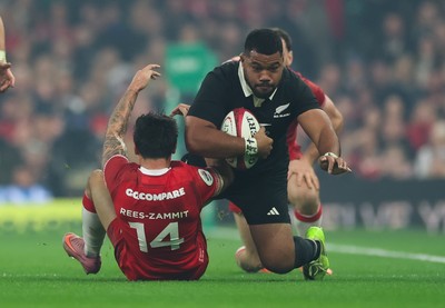 221125 - Wales v New Zealand, Quilter Nations Series - Samisoni Taukei’aho of New Zealand  drives through Louis Rees-Zammit of Wales