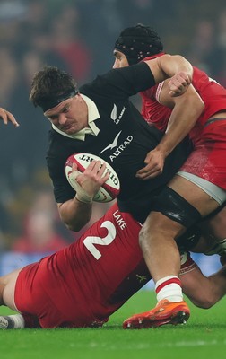 221125 - Wales v New Zealand, Quilter Nations Series - Scott Barrett of New Zealand takes on Dewi Lake of Wales and Dafydd Jenkins of Wales