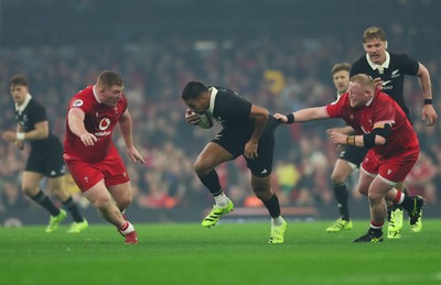 221125 - Wales v New Zealand, Quilter Nations Series - Rieko Ioane of New Zealand  tries to break away from Keiron Assiratti of Wales