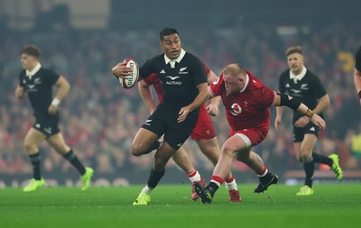 221125 - Wales v New Zealand, Quilter Nations Series - Rieko Ioane of New Zealand  tries to break away from Keiron Assiratti of Wales
