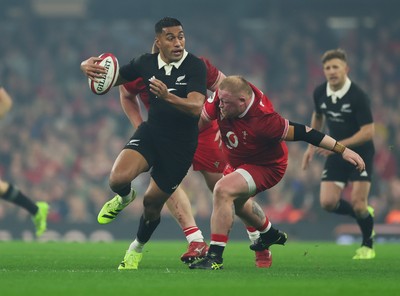 221125 - Wales v New Zealand, Quilter Nations Series - Rieko Ioane of New Zealand  tries to break away from Keiron Assiratti of Wales