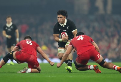 221125 - Wales v New Zealand, Quilter Nations Series - Wallace Sititi of New Zealand takes on Alex Mann of Wales and Dafydd Jenkins of Wales