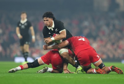 221125 - Wales v New Zealand, Quilter Nations Series - Wallace Sititi of New Zealand takes on Alex Mann of Wales and Dafydd Jenkins of Wales