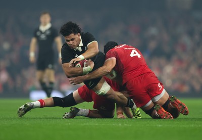 221125 - Wales v New Zealand, Quilter Nations Series - Wallace Sititi of New Zealand takes on Alex Mann of Wales and Dafydd Jenkins of Wales