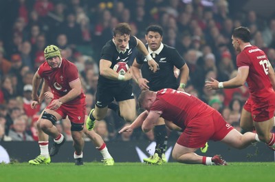 221125 - Wales v New Zealand, Quilter Nations Series - Ruben Love of New Zealand breaks away to score try
