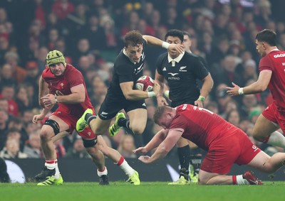 221125 - Wales v New Zealand, Quilter Nations Series - Ruben Love of New Zealand breaks away to score try