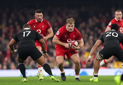 221125 - Wales v New Zealand, Quilter Nations Series - Archie Griffin of Wales takes on Fletcher Newell of New Zealand and Christian Lio-Willie of New Zealand 