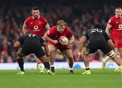 221125 - Wales v New Zealand, Quilter Nations Series - Archie Griffin of Wales takes on Fletcher Newell of New Zealand and Christian Lio-Willie of New Zealand 