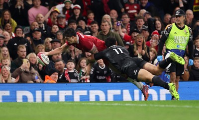 221125 - Wales v New Zealand, Quilter Nations Series - Louis Rees-Zammit of Wales dives in to score try