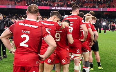 221125 - Wales v New Zealand, Quilter Nations Series - Wales players at the end of the match