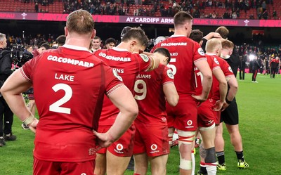 221125 - Wales v New Zealand, Quilter Nations Series - Wales players at the end of the match