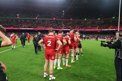 221125 - Wales v New Zealand, Quilter Nations Series - Wales players at the end of the match