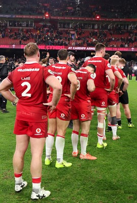 221125 - Wales v New Zealand, Quilter Nations Series - Wales players at the end of the match