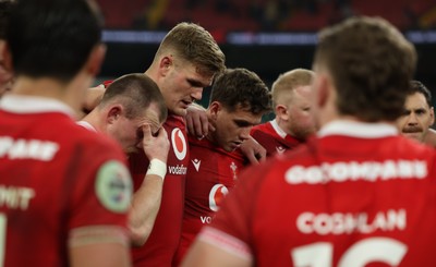 221125 - Wales v New Zealand, Quilter Nations Series - Wales players at the end of the match